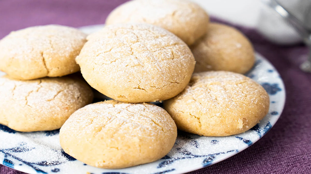 Tereyağı yok, yumurta yok! 4 malzemeli bu kurabiyeyi deneyin... Pastanedekiler gibi kıyır oluyor