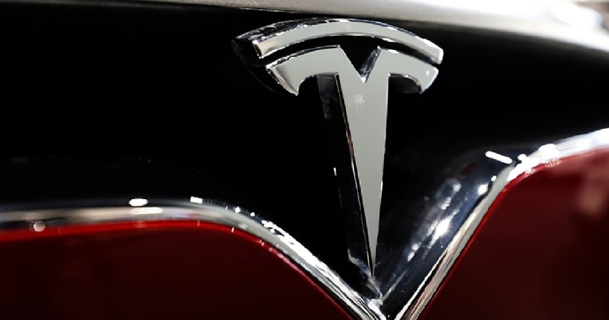 Tesla yüz binlerce aracını geri çağırıyor