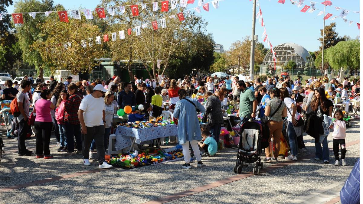 Karşıyaka’da Sevgililer Günü pazarı