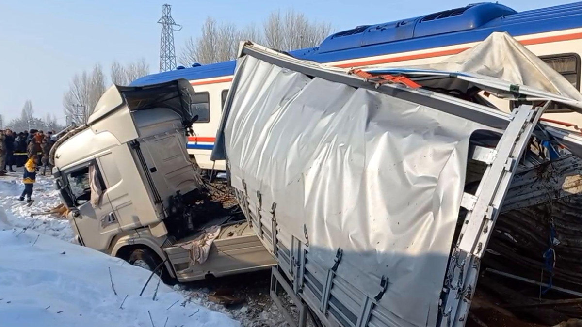 Hemzemin geçitte tren ve hayvan yüklü tır çarpıştı: Ölü ve yaralılar var