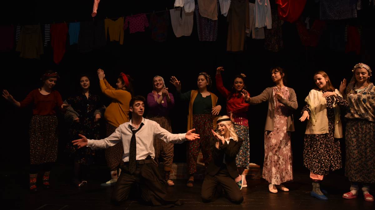 Bozüyük Belediyesi Gençlik Tiyatrosu “Macbeth Abla” oyunu ile beğeni kazandı