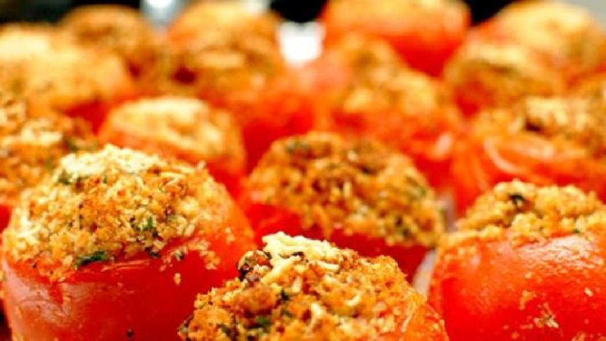 Domatesi hiç bu kadar lezzetli görmediniz! Klasiklerden sıkılanlar mutlaka denesin! Yapıldığı gibi tencerenin dibi görünüyor