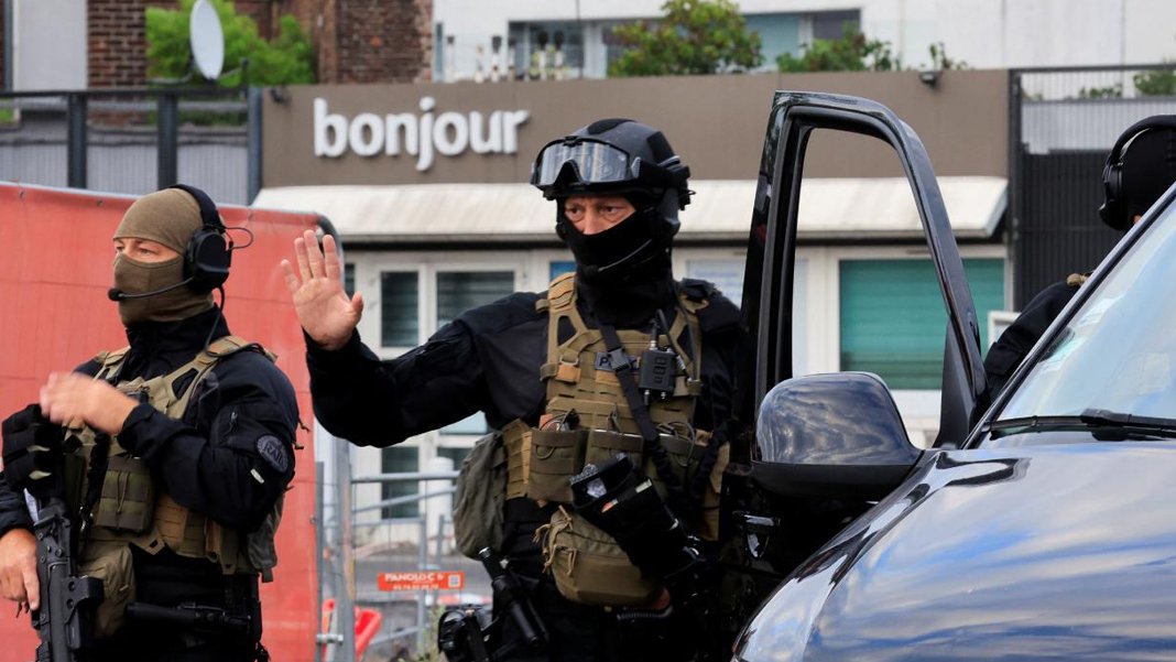 Paris'te bıçaklı saldırı: Yaralılar var