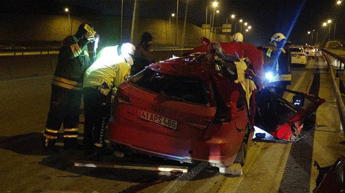 Otomobil TIR’a çarptı: Ölü ve yaralılar var