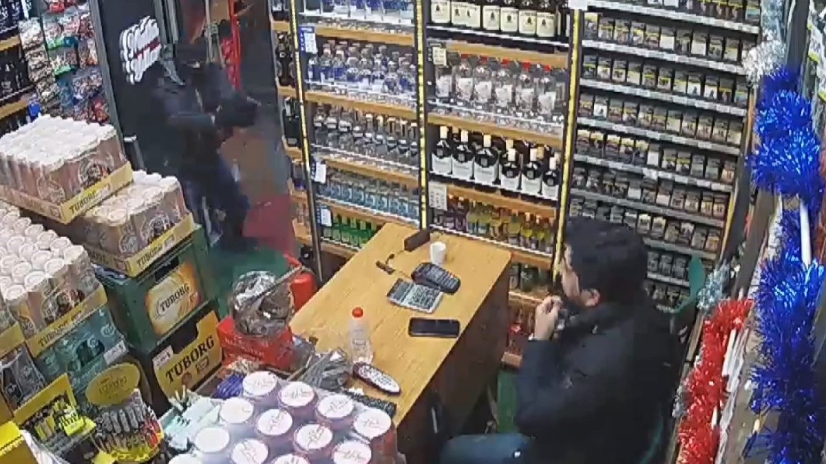 Tekel bayilerinde artan tehlike! Maskeli saldırgan iş yeri sahibini vurdu