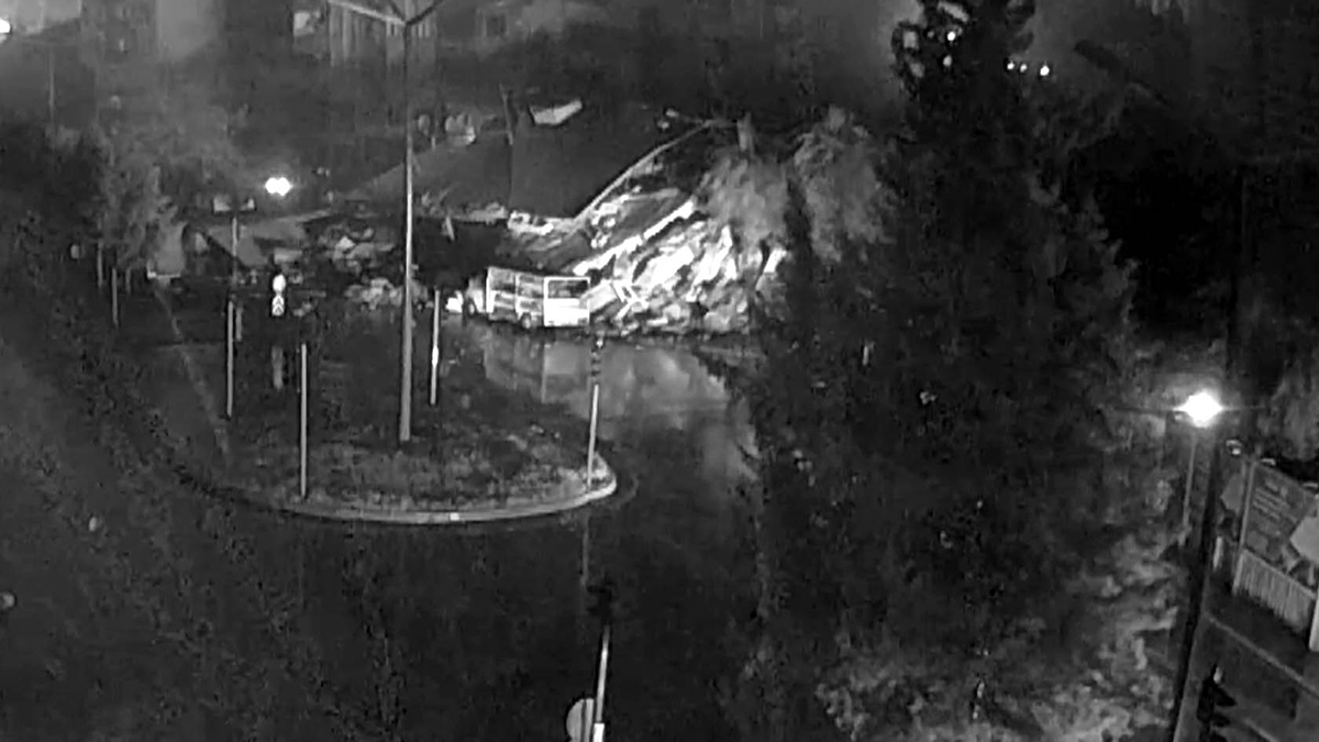 Felaketin büyüklüğü yeniden hatırlandı: Bin 400 kişiye mezar olan Ebrar Sitesi'nin yıkıldığı anın görüntüsü ortaya çıktı