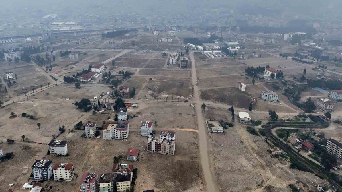 Hataylı depremzede muhtar acı bilançoyu açıkladı: 15 bin aileden geriye 35 aile kaldı