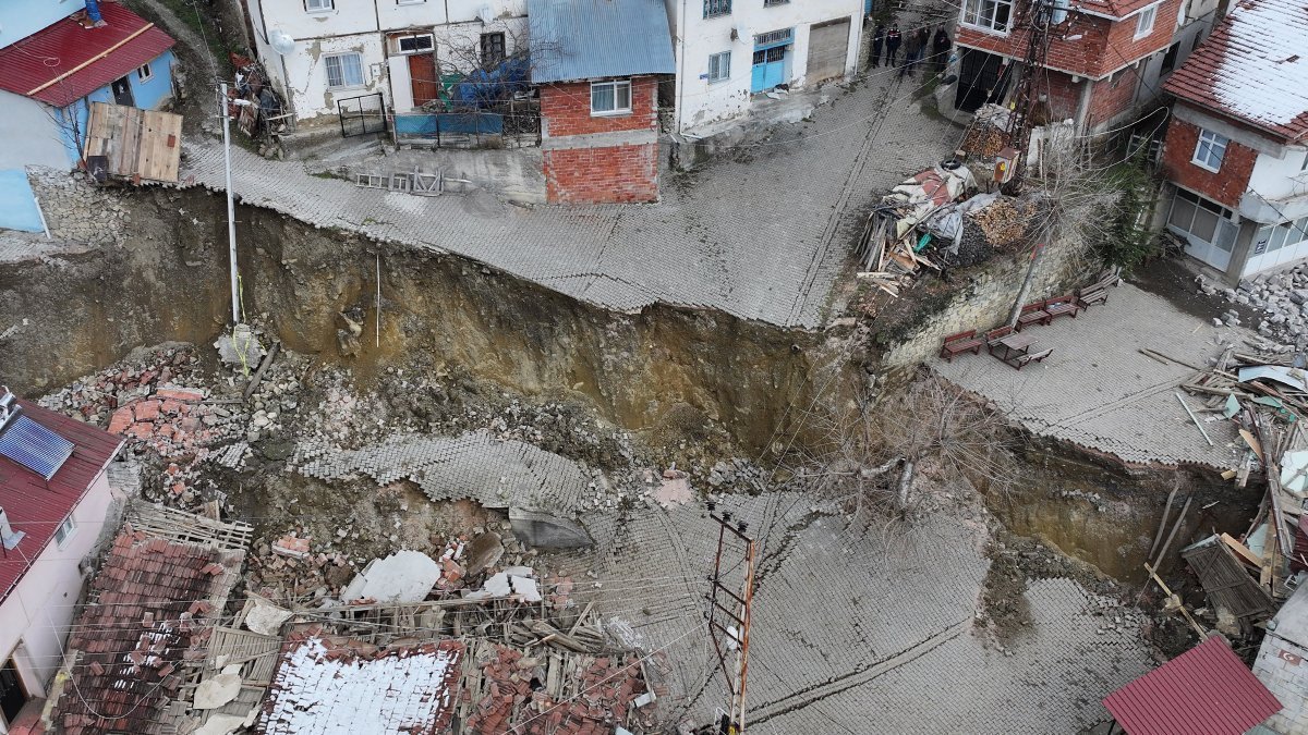 Tokat'taki heyelan, cami ve evleri yıktı