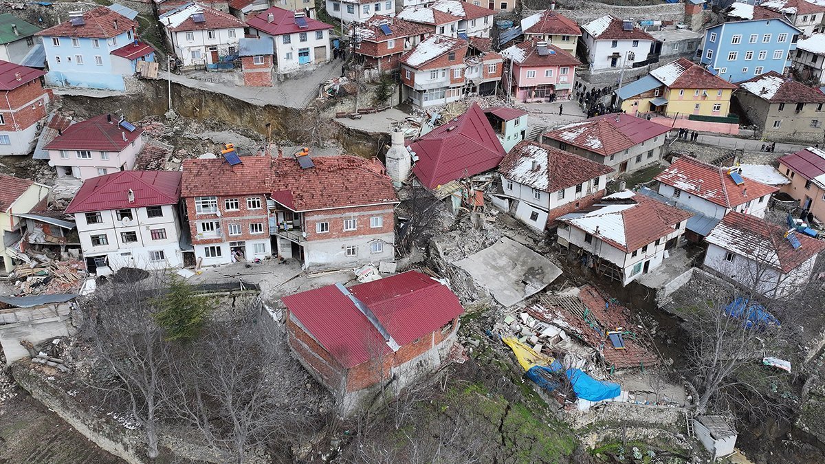 Tokat'ta heyelan felaketi: 39 hane boşaltıldı, 4 ev ile cami yıkıldı