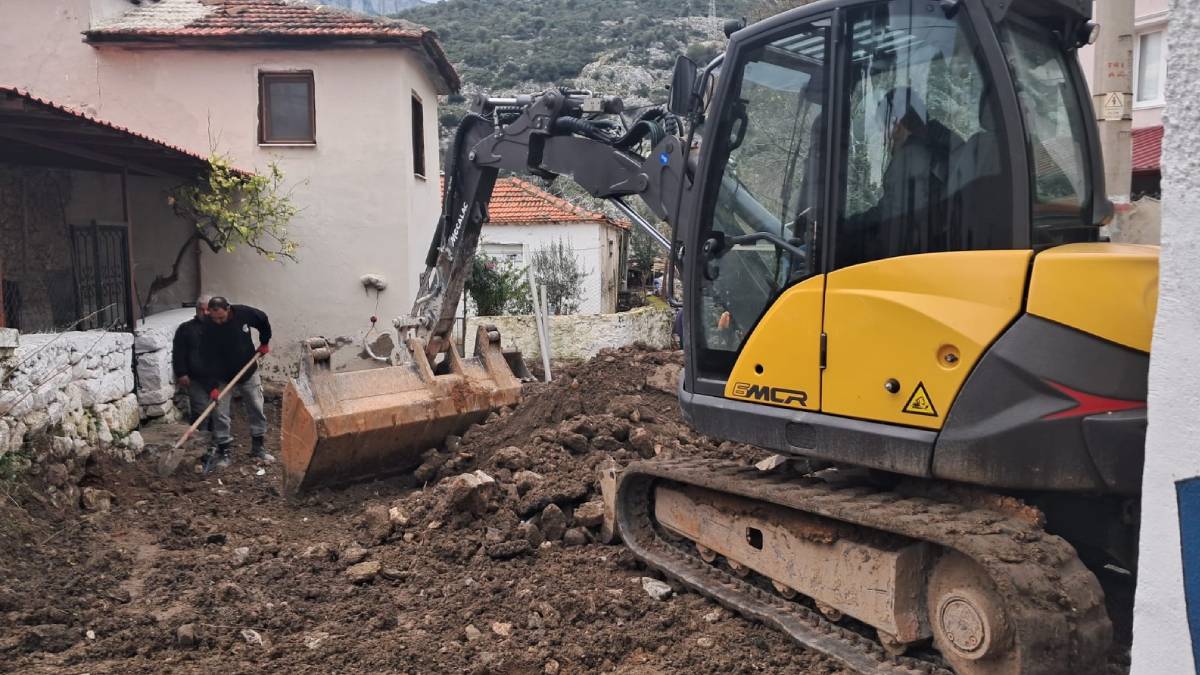 Karaburun Cumhuriyet Caddesi atık su hattına kavuştu