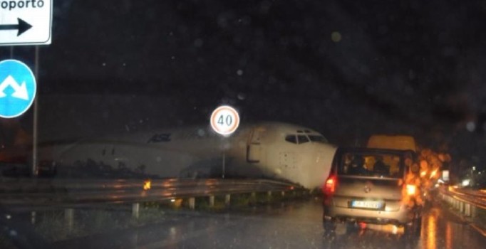 Kargo uçağı İtalya'da otobana girdi