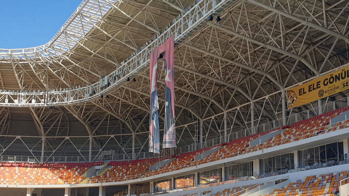 Yeni Malatya Stadyumu'ndaki yırtık Atatürk posterine inceleme