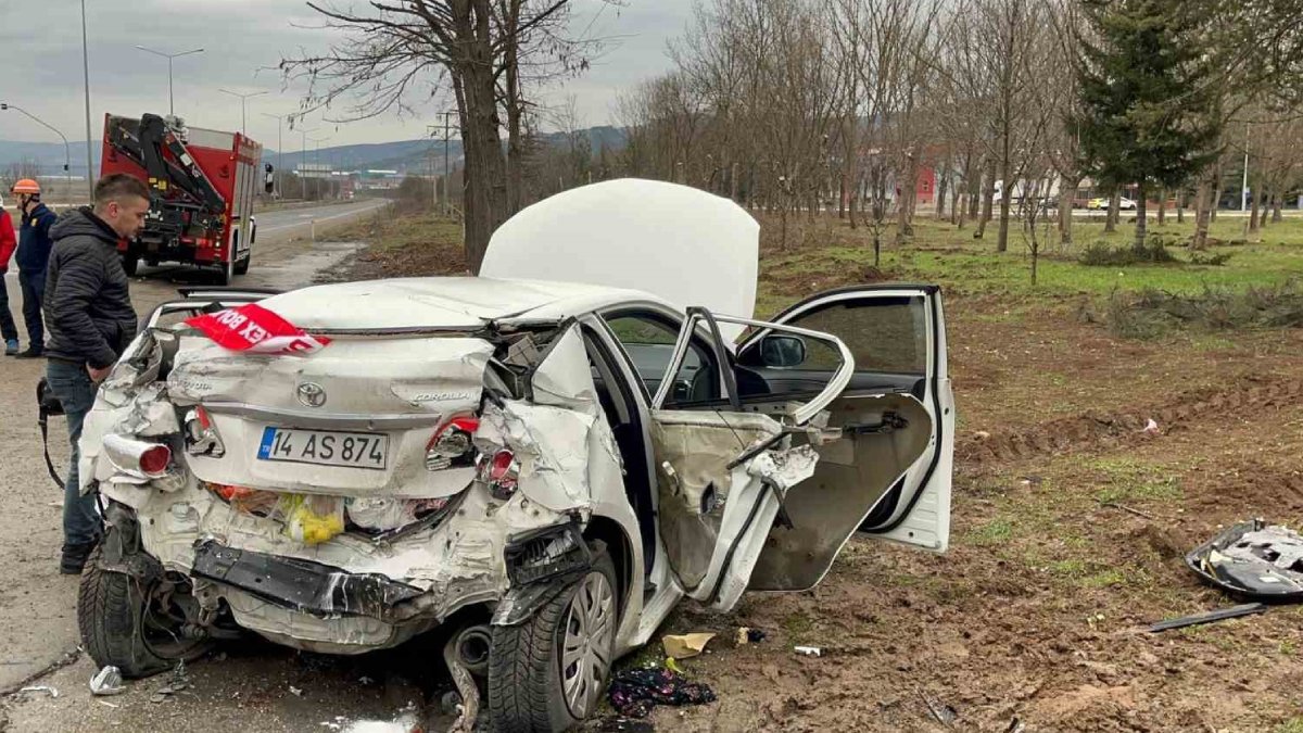 Otomobil kağıt gibi ezildi! Bolu'da feci kaza: 1 ölü, 2 yaralı