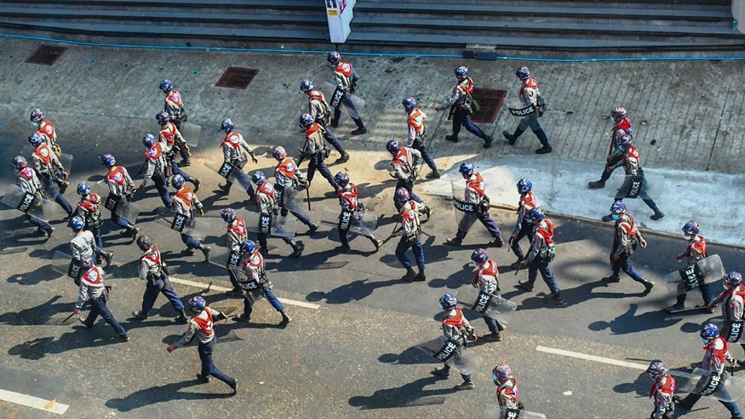 Myanmar sınır muhafızları çatışmaların ardından Bangladeş'e kaçtı