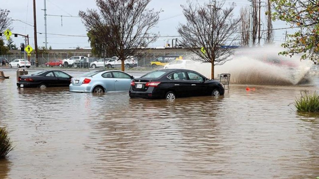 Kaliforniya'da Pasifik Fırtınası sele neden oldu