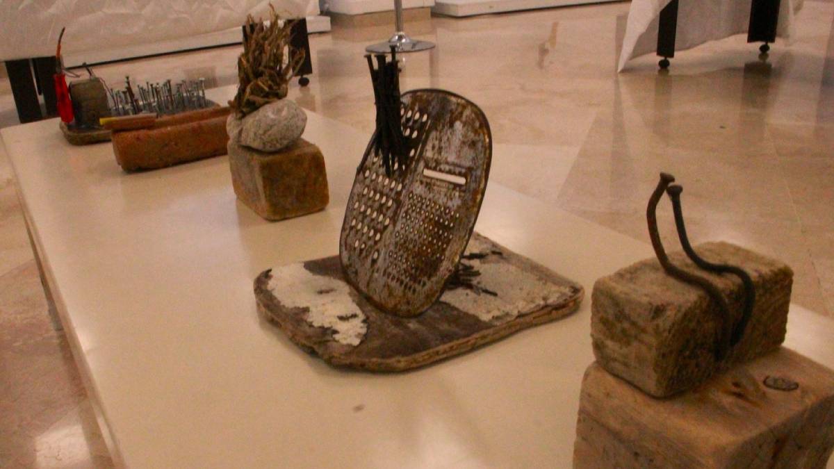 Denizin hediye ettiklerini sanat eserlerine dönüştürdü