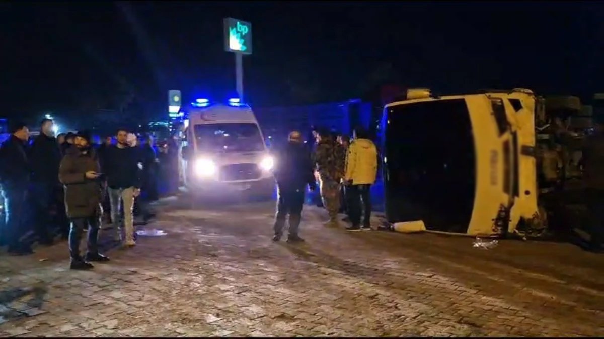 Hatay'da midibüs devrildi: 11 polis yaralı
