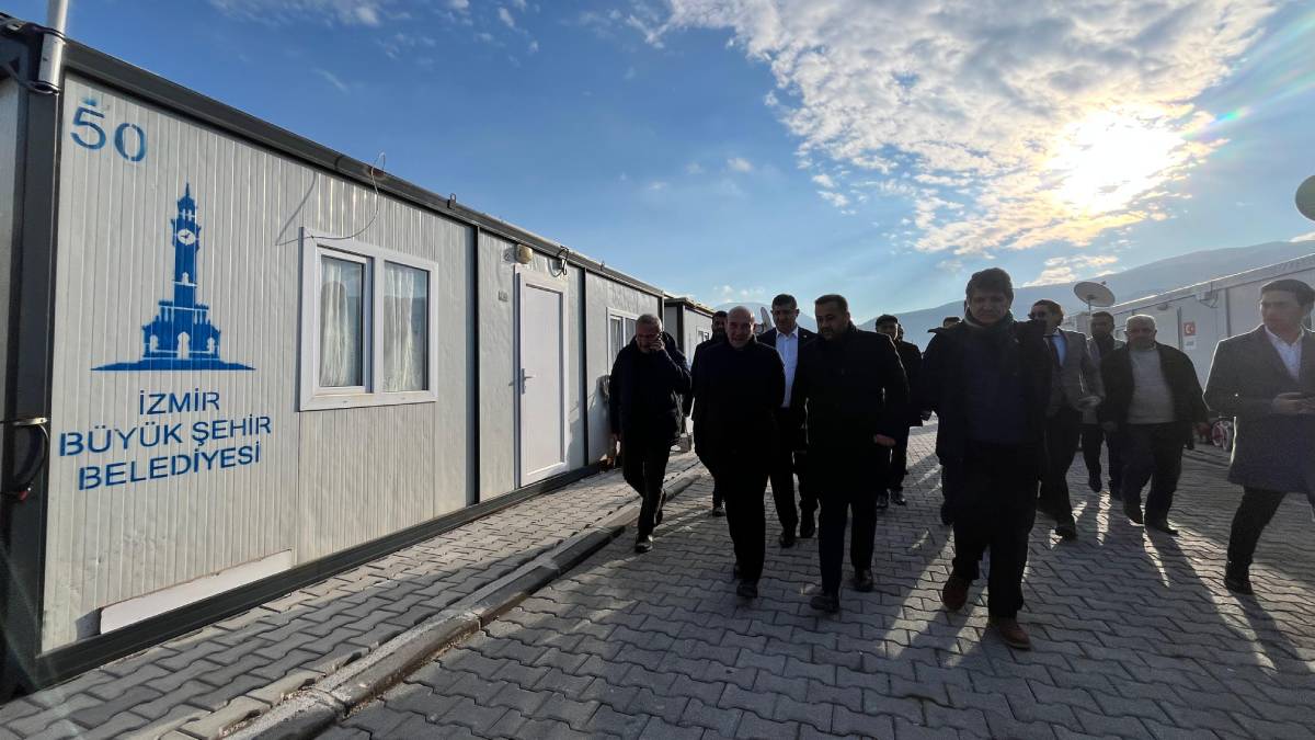 Başkan Soyer Osmaniye’de depremzedelerle buluştu