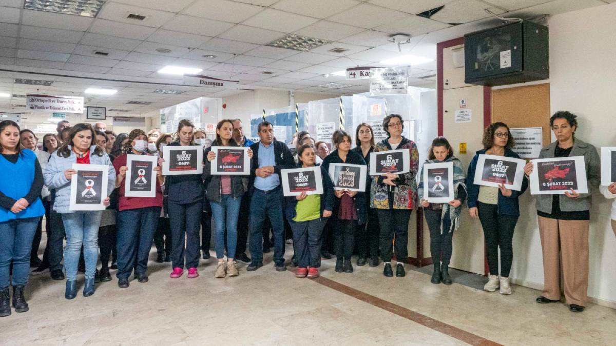 6 Şubat depreminde hayatını kaybedenler İzmir’de anıldı