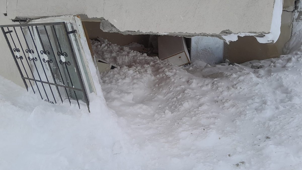 Ölümle burun buruna: Van'da bir ev çığın altında kaldı! Anne ve çocukları son anda kurtuldu