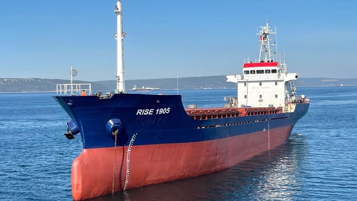 Çanakkale Boğazı'nda arızalanan gemi demirledi
