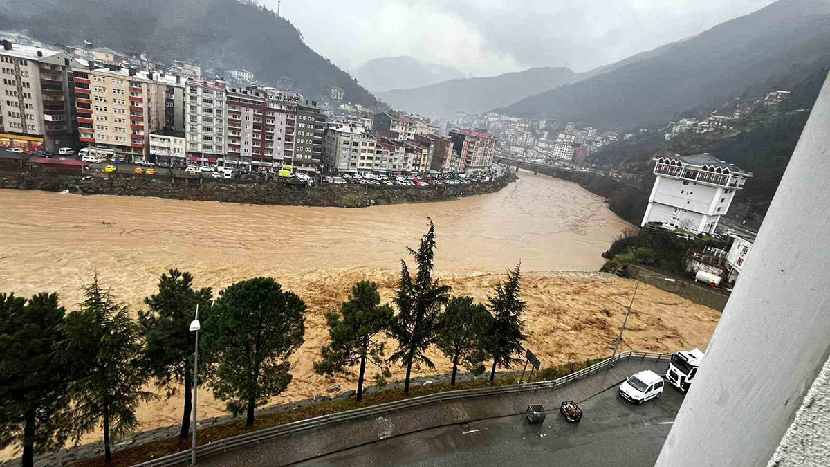 Artvin'de ekipler teyakkuz halinde! Dere taştı, yollar kapandı