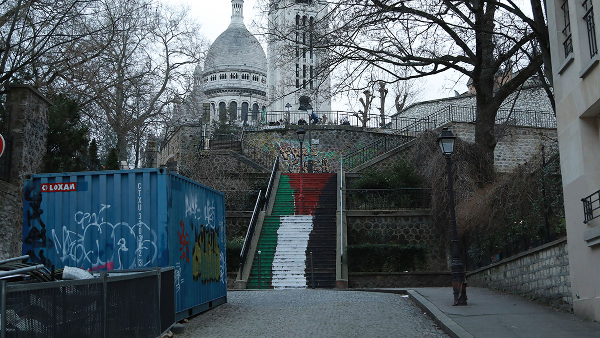 Sacre Coeur'de Filistin bayrağı