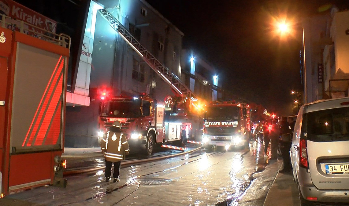 Ümraniye'de korkutan yangın! Mum imalathanesi alev alev yandı