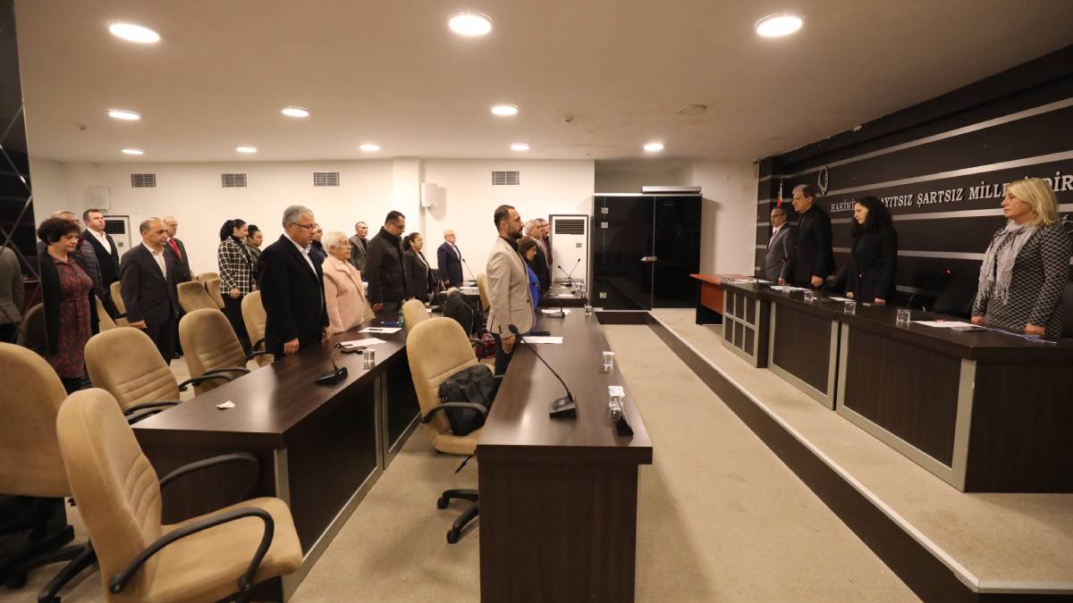 Narlıdere Meclisi'nde 6 Şubat depreminde hayatı kaybedenler için saygı duruşu