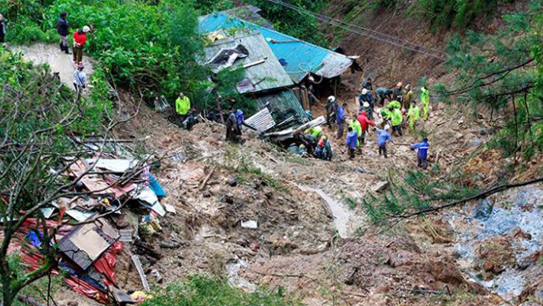 Filipinler'de iki otobüs heyelan altında kaldı