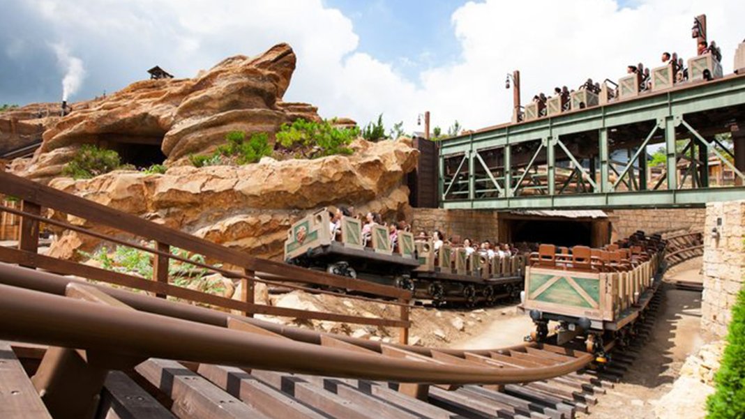 Hong Kong Disneyland'da 12 kişi rollercoaster'da mahsur kaldı