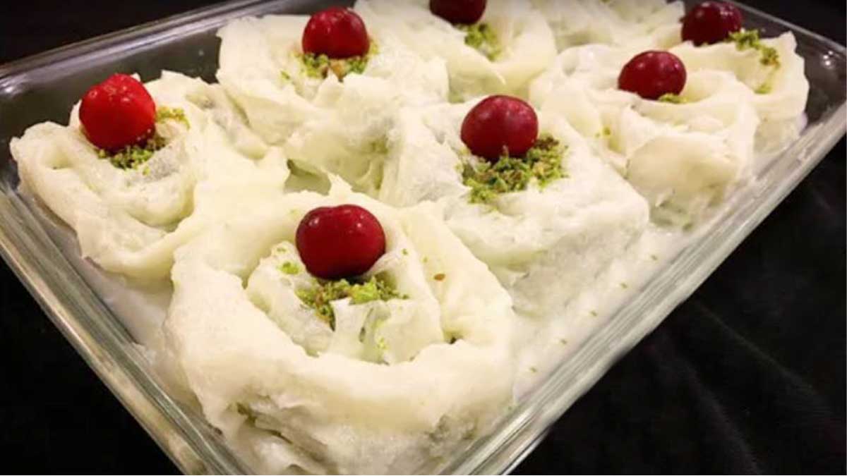 Bu Ramazan'da en güzel güllacı siz yapın! Bir çatal alan ben böyle bir şey yemedim diyor: İşte fındıklı sarma güllaç...