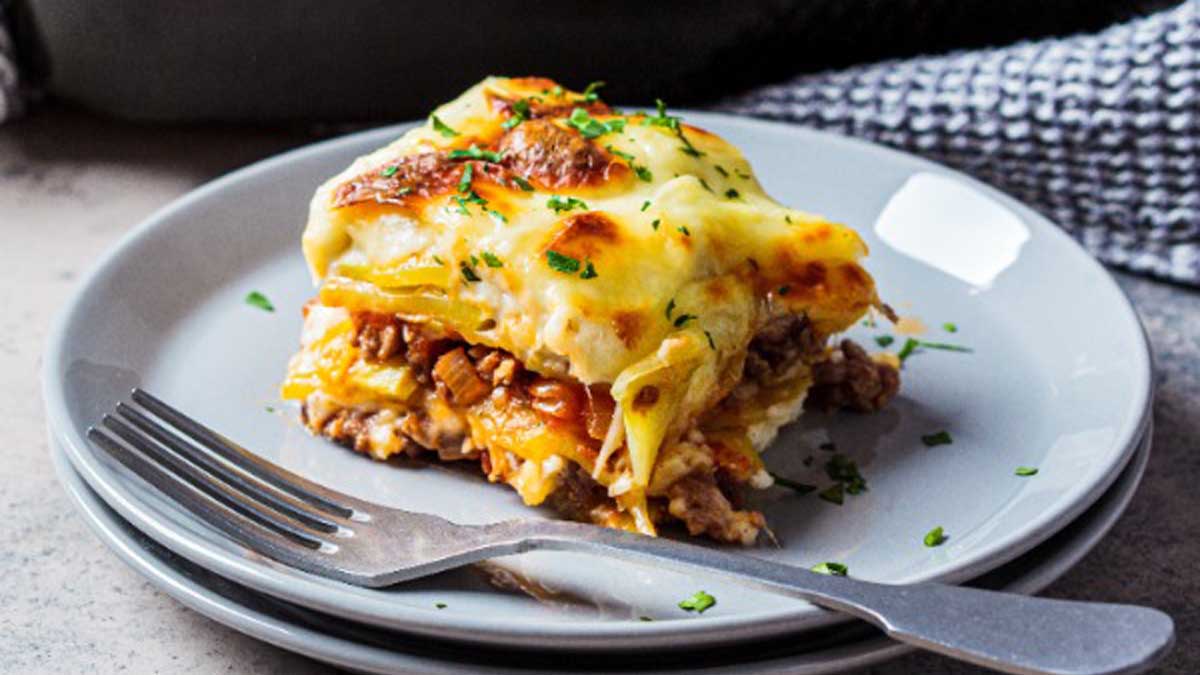Emekliler bu tarifi çok seviyor! Az kıymayla bir aileyi doyurur: İşte lokantaları kıskandırana patates musakka tarifi