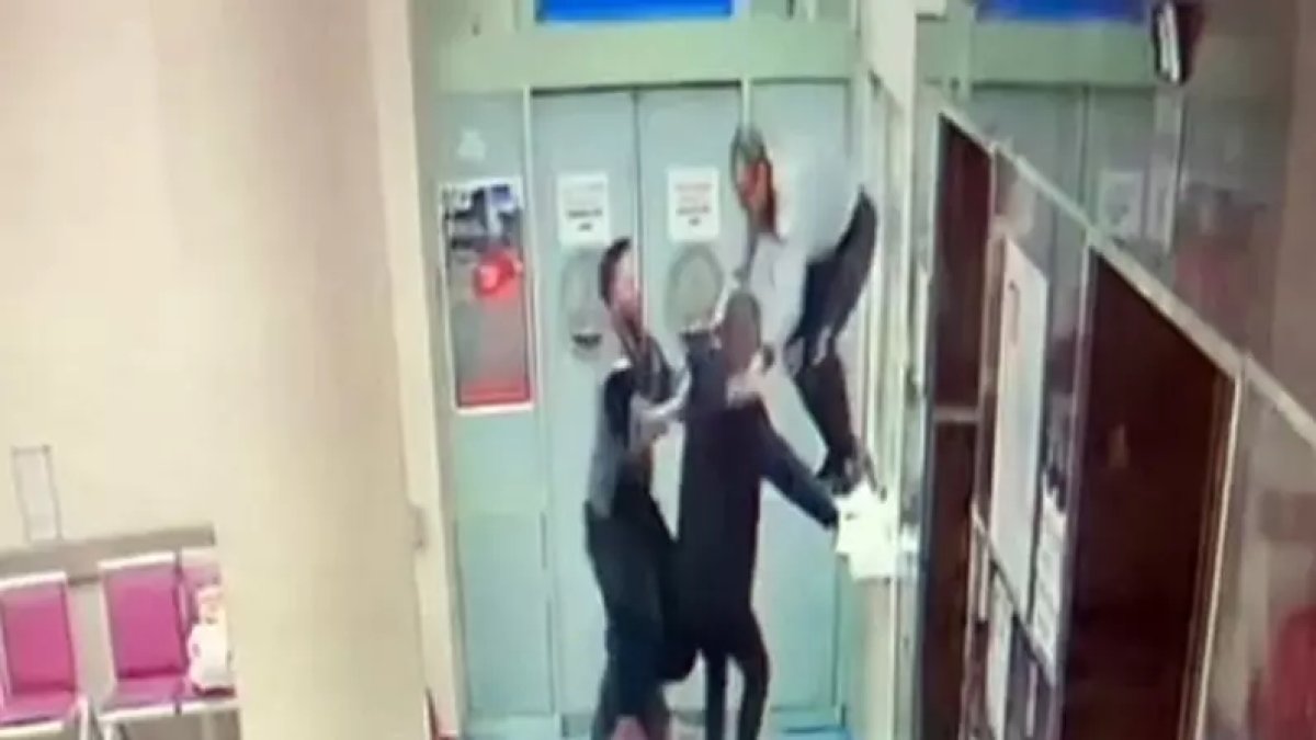 Doktora şiddette böylesi görülmedi! Ölüm haberini veren kadın doktora saldırdı: O anlar kamerada
