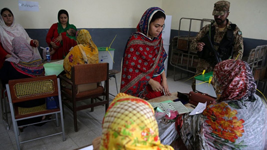 Pakistan'da halk sandık başında