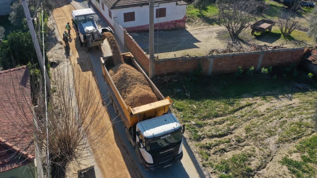 Büyükşehir Belediyesi Germencik Üzümlü - Moralı arasında yol yapım çalışmalarına devam ediyor