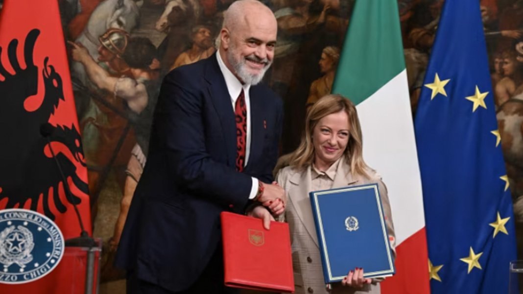 Arnavutluk İtalya ile göçmen anlaşmasını erteledi