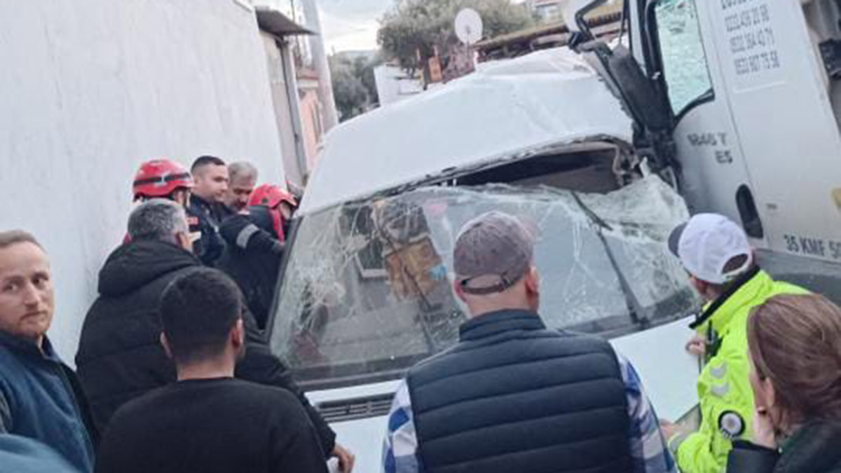 Fabrika işçilerini taşıyan servis minibüsü tırla çarpıştı: Ölü ve yaralılar var