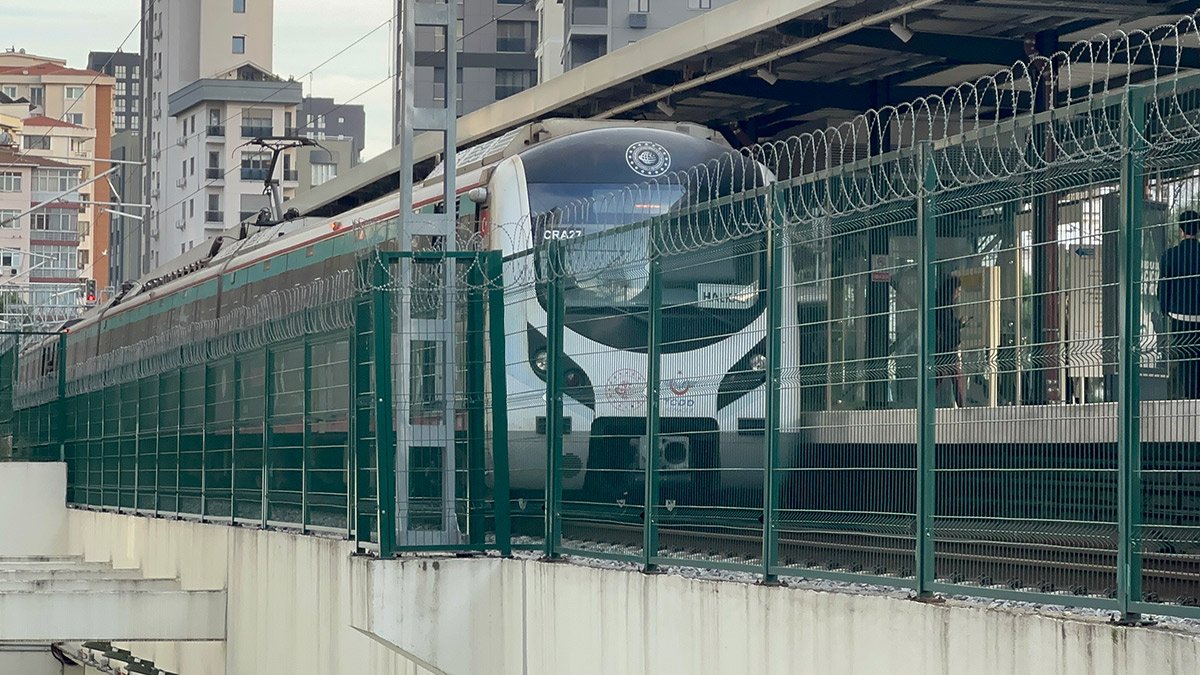 Marmaray'da bir kişi raylara atlayarak yaşamına son verdi