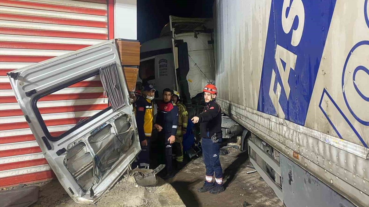 İzmir'de TIR, işçi minibüsüne çarptı: 3 ölü, 14 yaralı