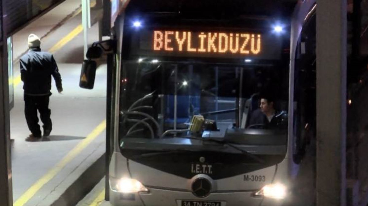 Metrobüs kazası: Şoför hayatını kaybetti