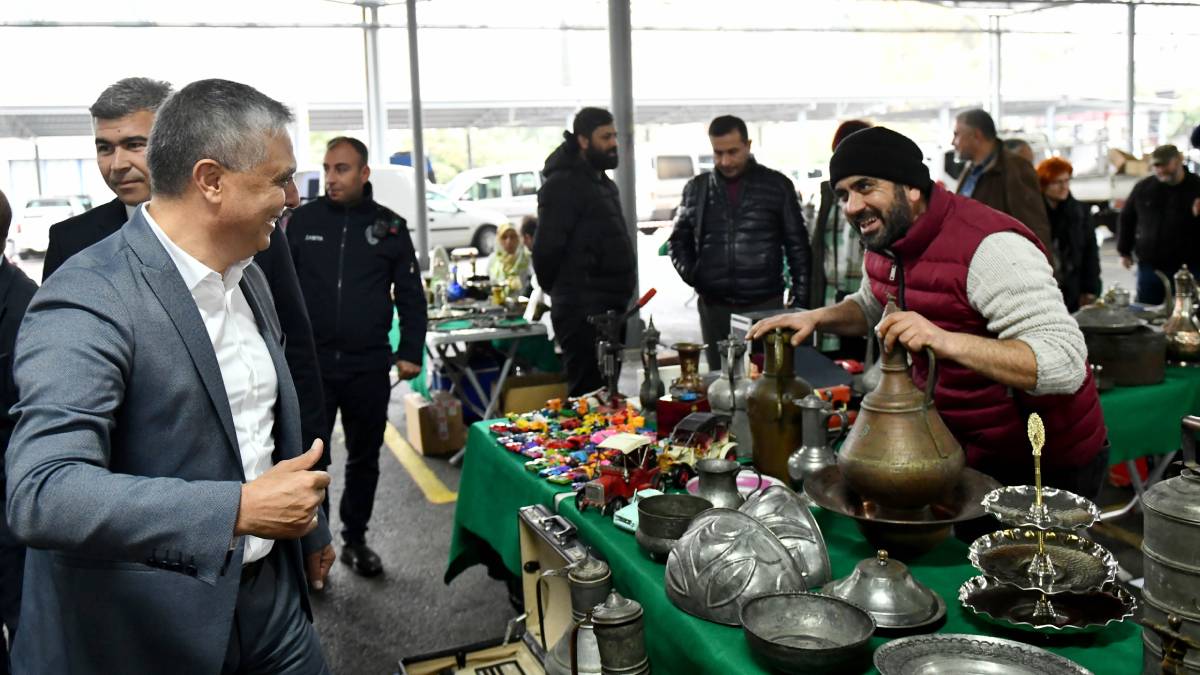 Antika meraklıları bu pazarda
