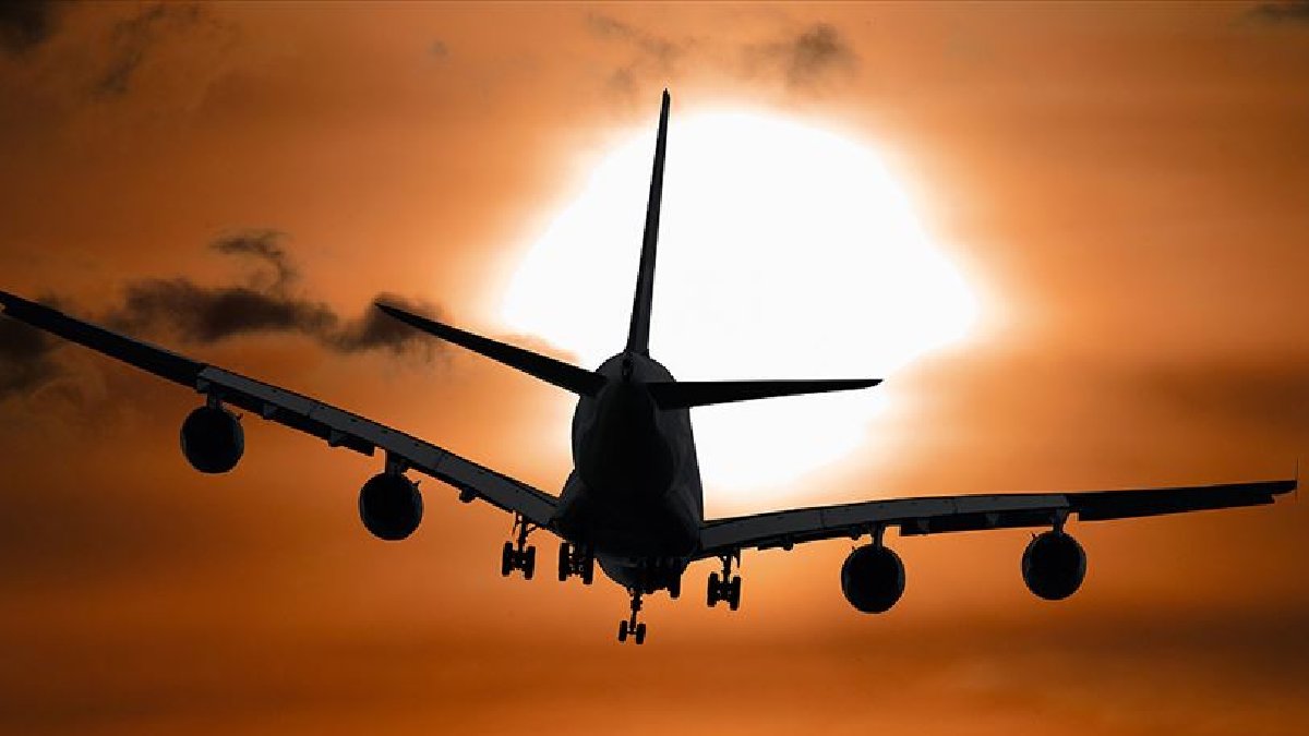 Uçağın kapısını açtı tutuklandı: Yolcunun bu hareketi önlemleri artırdı