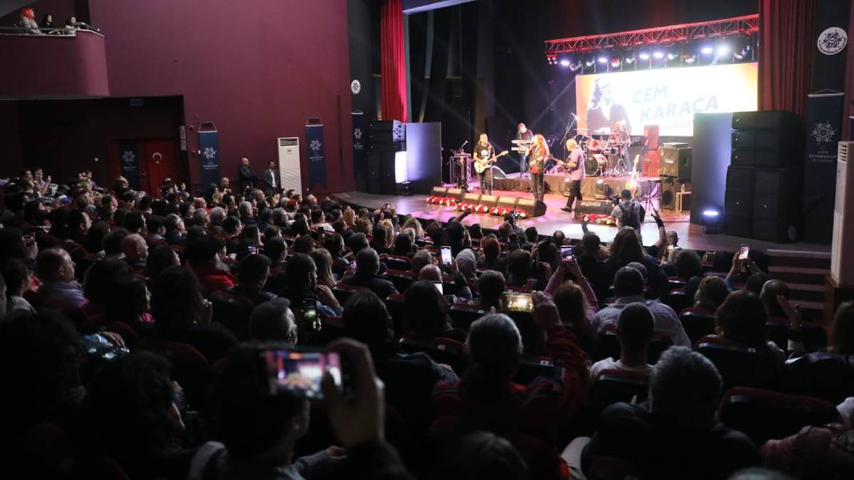 Aydın Büyükşehir Belediyesi Cem Karaca ve Barış Manço’yu Kurtalan Ekspres konseriyle andı