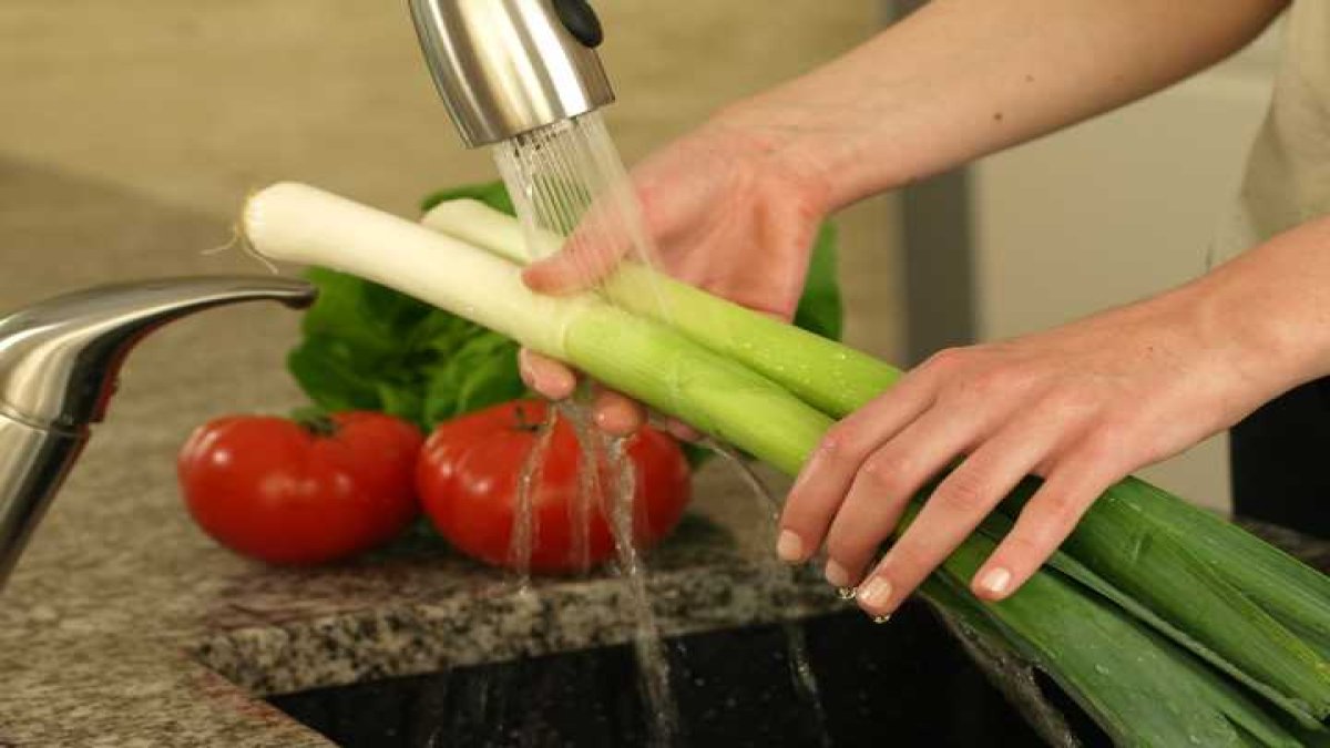 Hep yanlış bilmiyormuşuz! Pırasanın en yararlı yerini sakın çöpe atmayın: İşte pırasa temizleme ve doğramanın püf noktası