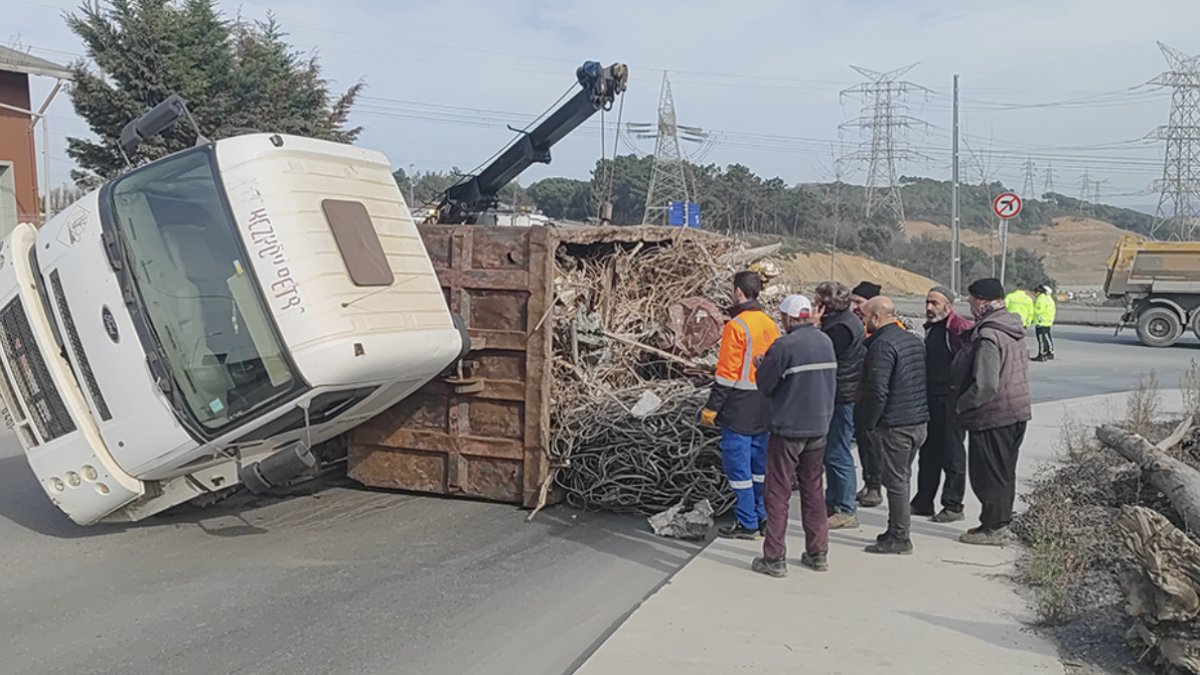 Sultangazi'de hurda demir yüklü tır yan yattı! Yol trafiğe kapatıldı