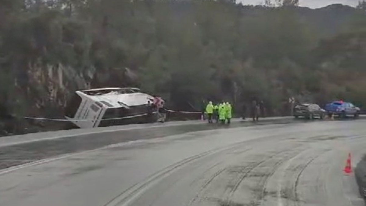 Antalya'da feci kaza: 1'i ağır 21 yaralı