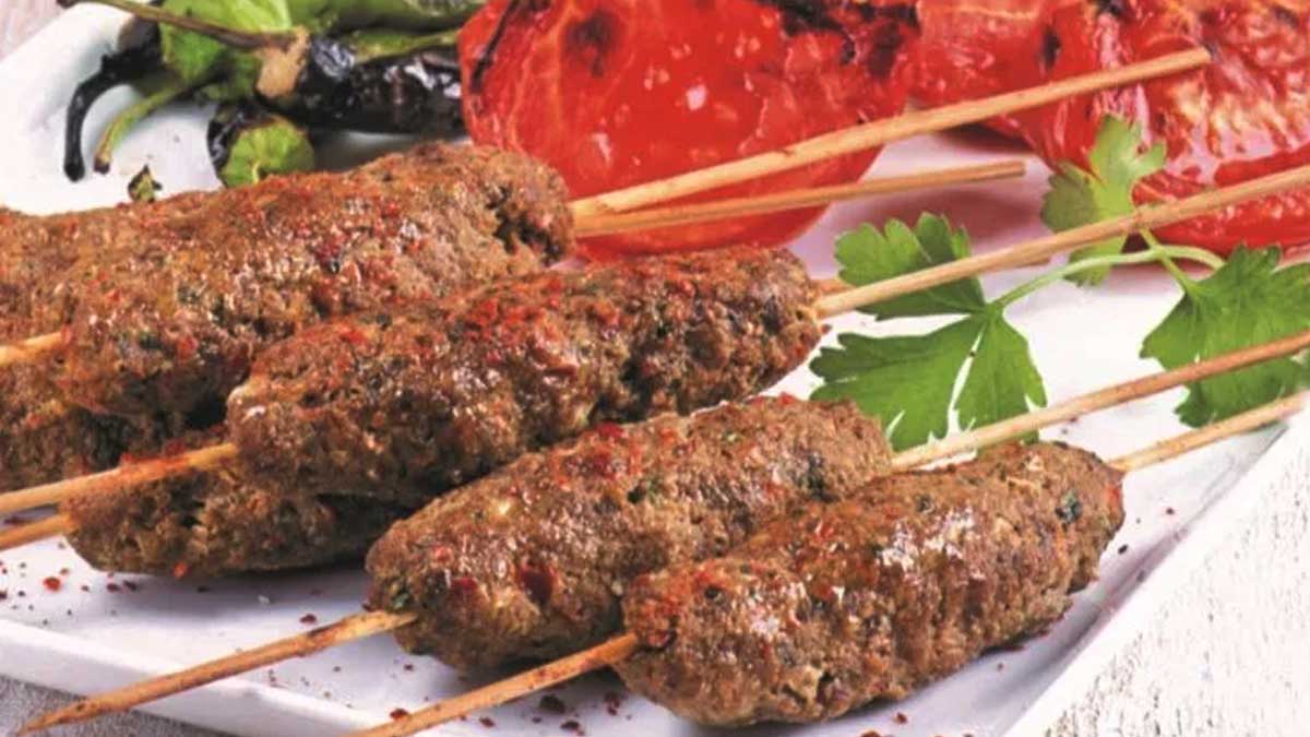 Bulgur ve pirinç pilavın yanına en iyi bu gider! Kebabı aratmayan şiş köfte tarifiyle evinizi lokantaya çevirin