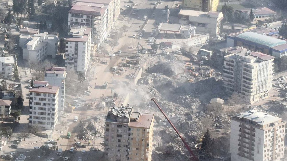 Ebrar Sitesi’nden sağ çıkan vatandaşın acı isyanı: Depreme dayanıklı diye sattılar, 5 saniye dayandı