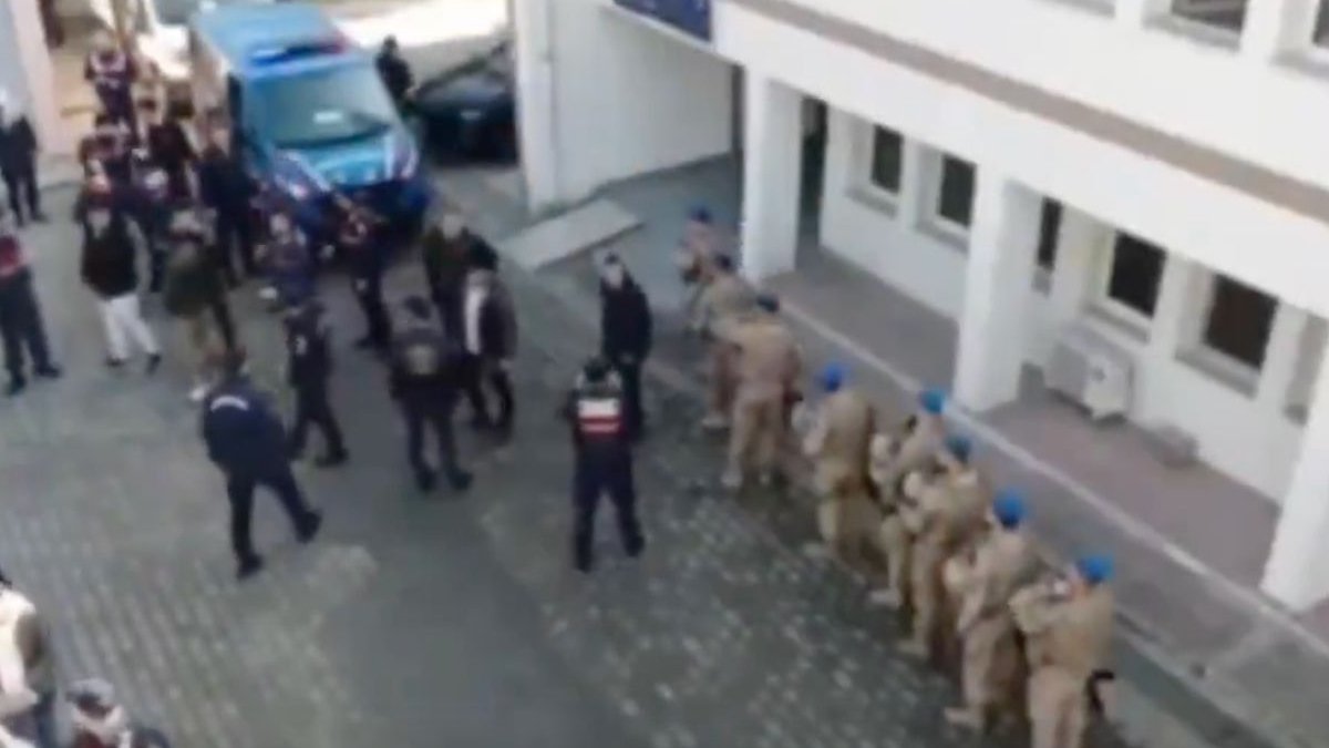 Yerlikaya: 49 kaçakçı, 142 göçmen yakalandı